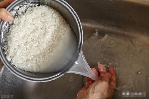 Khi vo gạo, tuyệt đối không được chỉ thêm nước và nấu nhé! Thêm 2 bước này nữa, hạt gạo dẻo và không dính tay-2