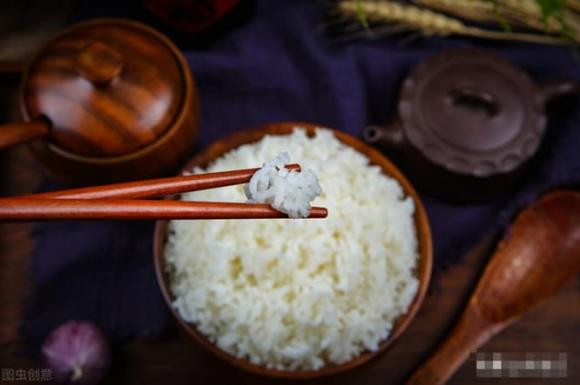 Khi vo gạo, tuyệt đối không được chỉ thêm nước và nấu nhé! Thêm 2 bước này nữa, hạt gạo dẻo và không dính tay-3