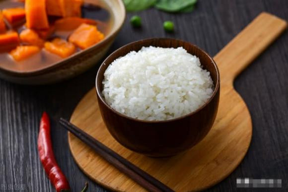 Khi vo gạo, tuyệt đối không được chỉ thêm nước và nấu nhé! Thêm 2 bước này nữa, hạt gạo dẻo và không dính tay-4