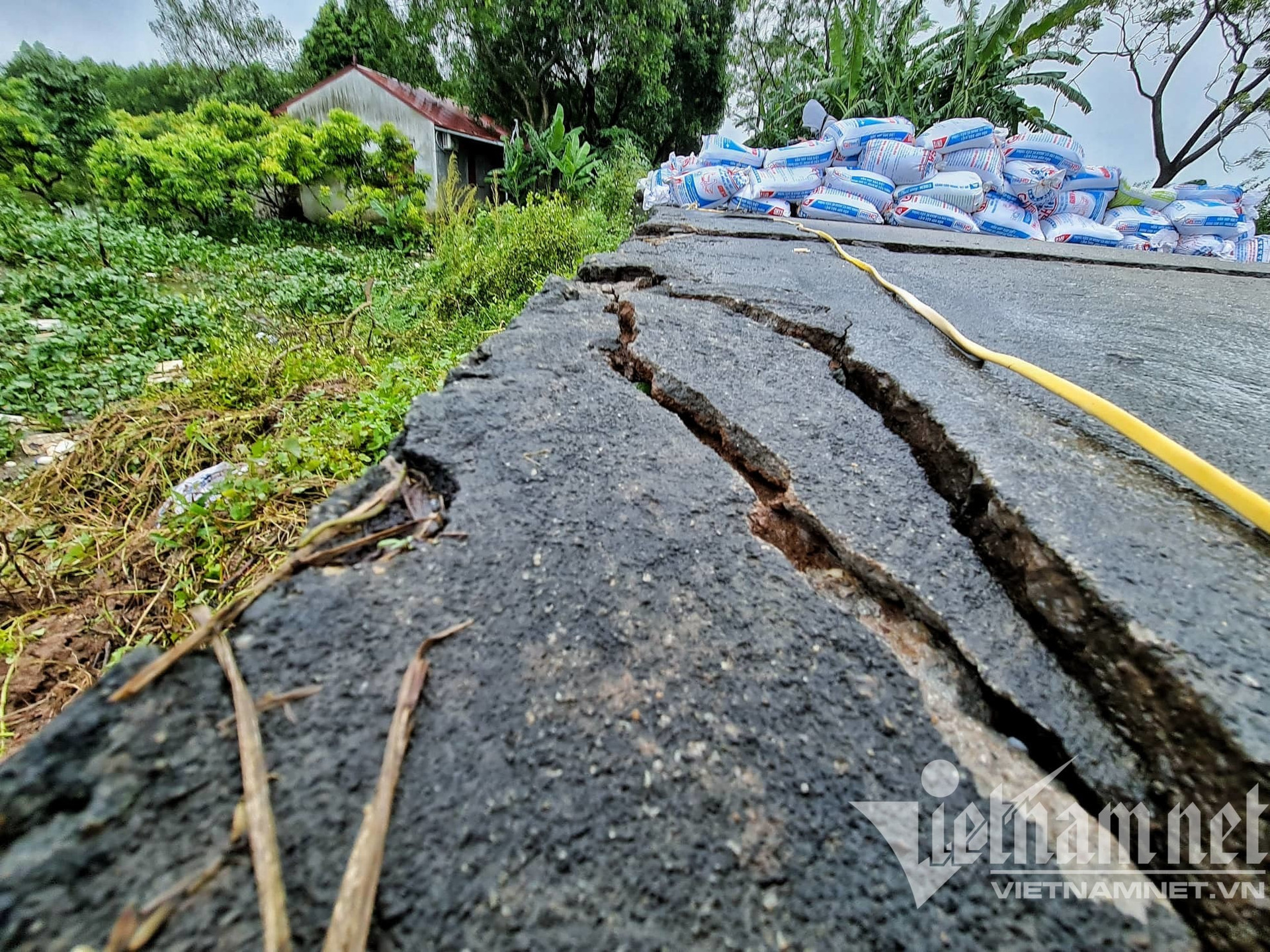 Căng đèn canh đoạn đê lún sâu cả mét ở Hà Nội