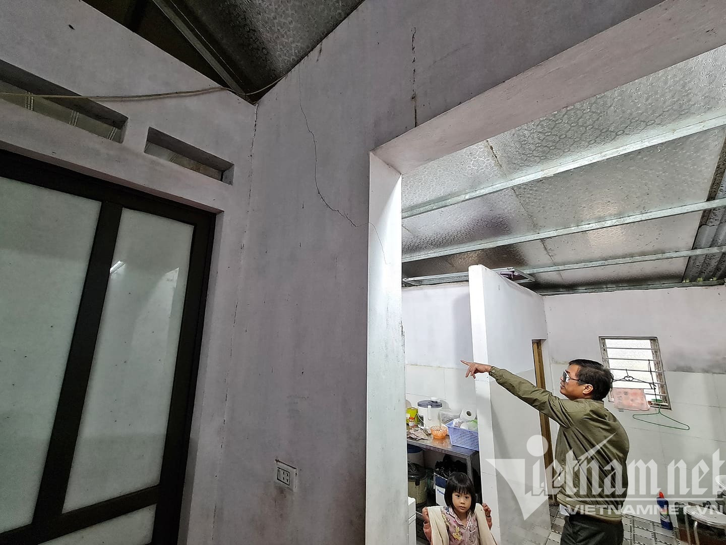 Căng đèn canh đoạn đê lún sâu cả mét ở Hà Nội