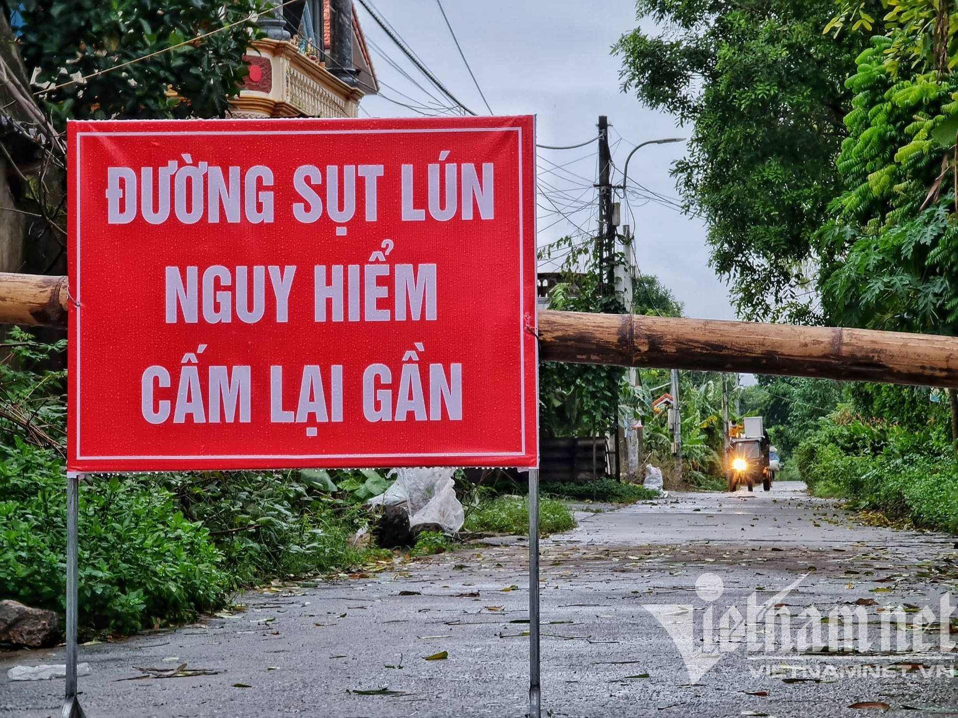 Căng đèn canh đoạn đê lún sâu cả mét ở Hà Nội