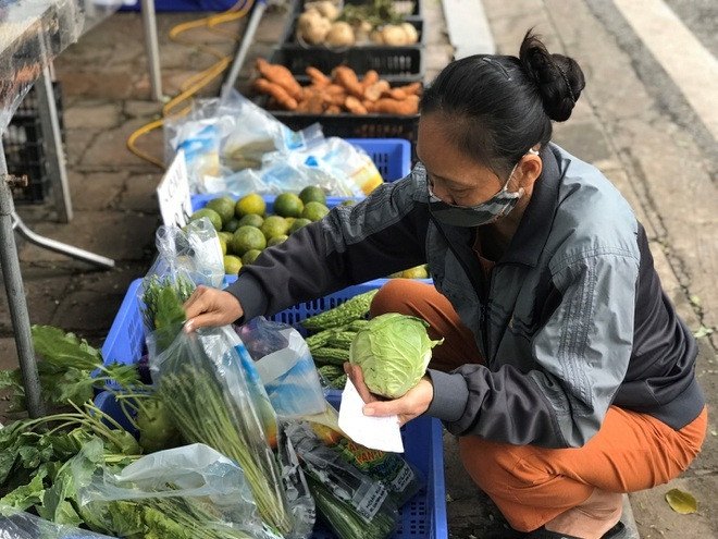 Phiên chợ đặc biệt đổi phế liệu lấy thực phẩm ở Hà Nội
