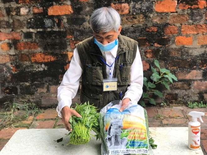 Phiên chợ đặc biệt đổi phế liệu lấy thực phẩm ở Hà Nội