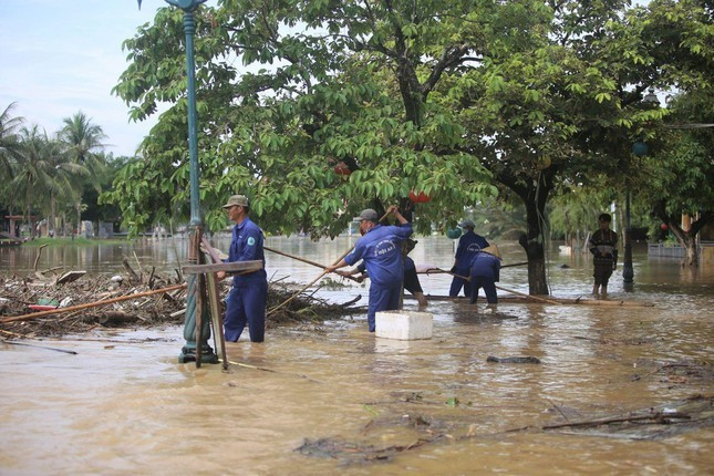 Tất bật dọn rác, bùn lầy bủa vây phố cổ Hội An sau ngập lụt