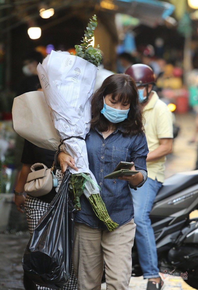 Chợ hoa lớn nhất TP.HCM nhộn nhịp trước ngày Phụ nữ Việt Nam 20/10