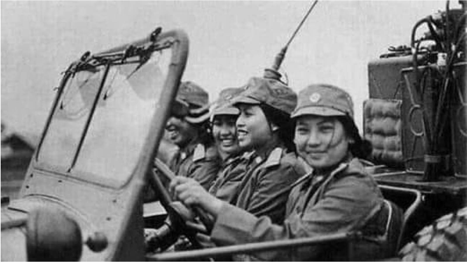 Những nữ chiến sĩ lái xe thông tin trong lễ duyệt binh mừng chiến thắng năm 1975