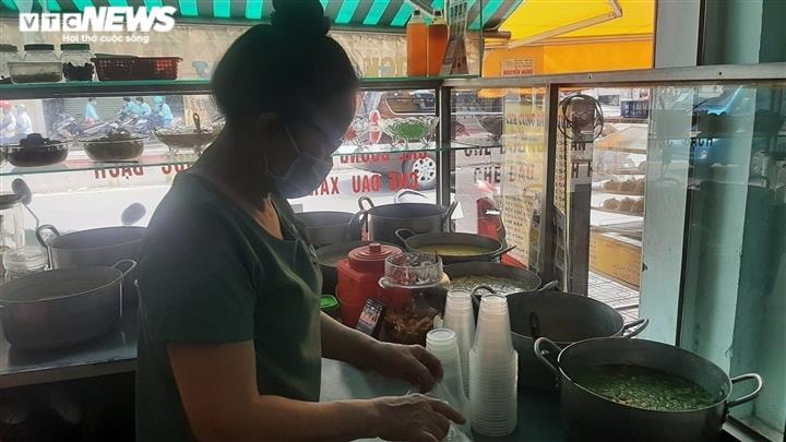 Người dân vùng xanh ở TP.HCM mong muốn được kinh doanh ăn uống tại chỗ - 2