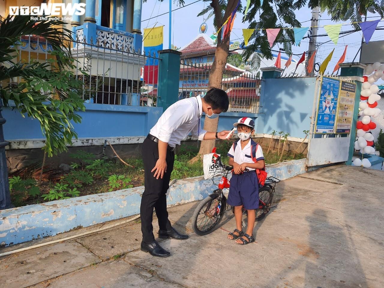 Ảnh: Ngày đầu trở lại trường của học sinh TP.HCM - 1