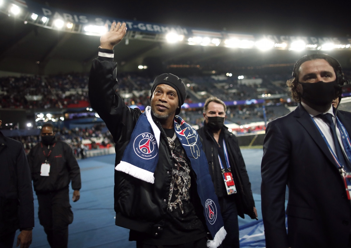 Ronaldinho trở lại sân Parc des Princes cổ vũ đội bóng cũ PSG trong cuộc đọ sức với Leipzig.
