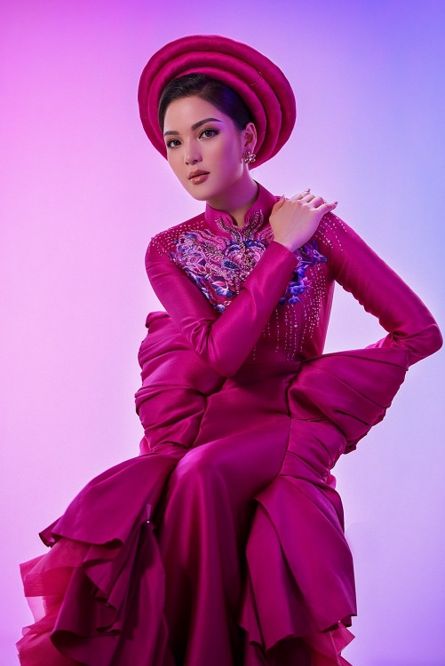Người đẹp Vân Anh khoe nhan sắc và vóc dáng trong thiết kế áo dài của NTK La Sen Vũ