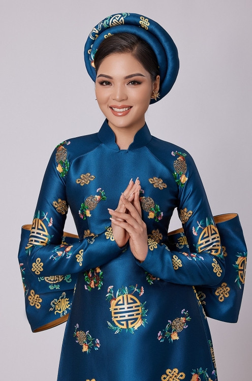 Người đẹp Vân Anh khoe nhan sắc và vóc dáng trong thiết kế áo dài của NTK La Sen Vũ