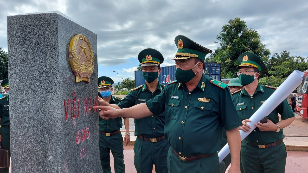 Phó Tư lệnh, Tham mưu trưởng BĐBP, Thiếu tướng Lê Quang Đạo kiểm tra mốc 605-Ảnh: Mạnh Hùng​