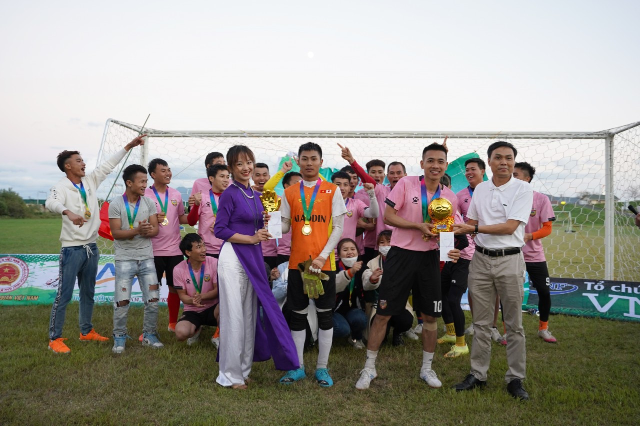 Người Việt tại Fukuoka (Nhật Bản) gây quỹ ủng hộ quê nhà phòng, chống Covid-19 bằng bóng đá