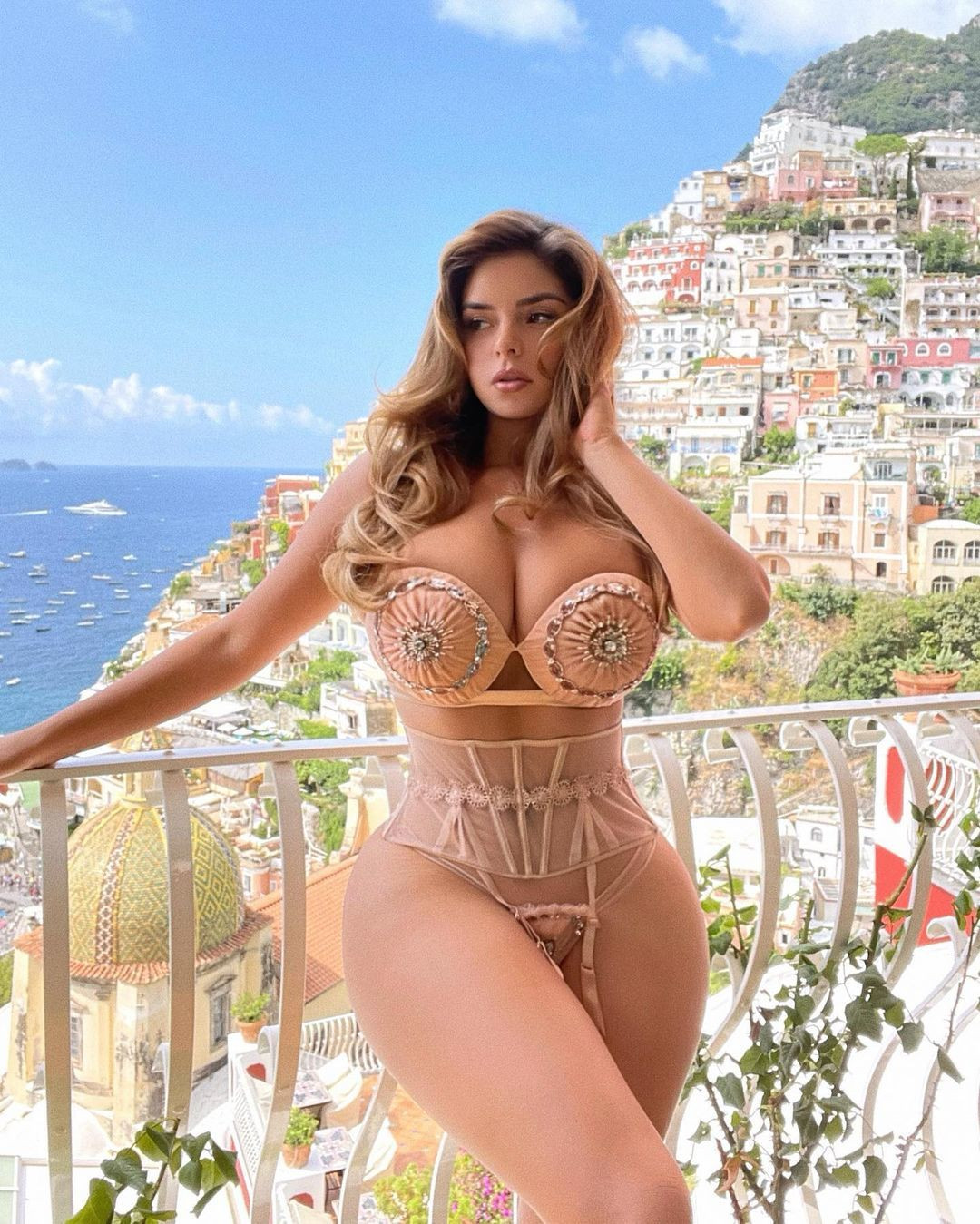 'Lingerie Queen' Demi Rose shows off breathtaking curves