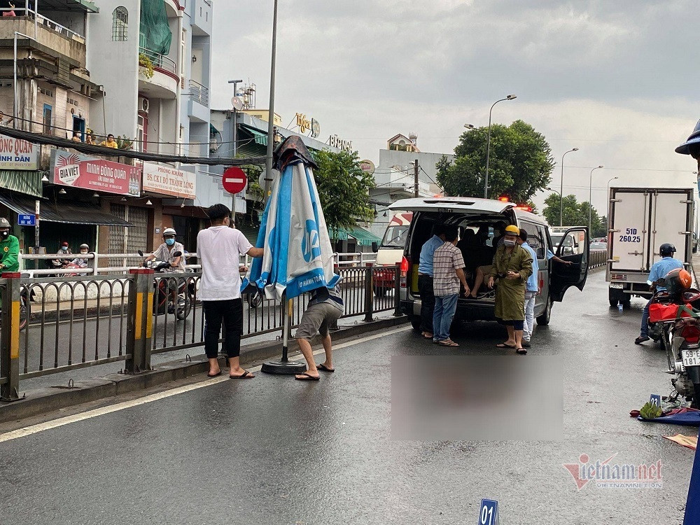 TP.HCM: Người phụ nữ bị xe tải cán tử vong gần cầu Chánh Hưng