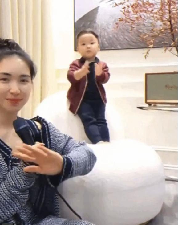 Quý tử Hòa Minzy có hành động khiến netizen tan nát cõi lòng-2