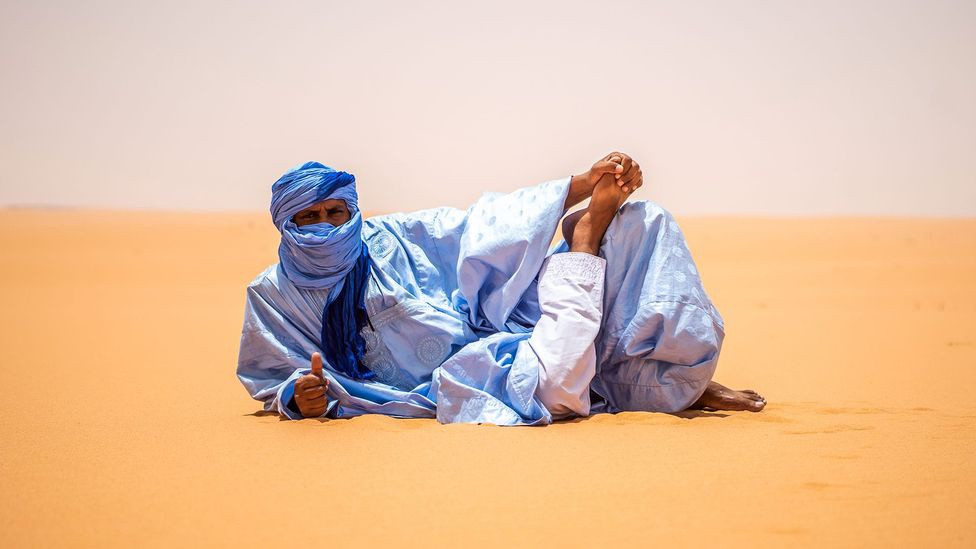 Chiếc áo xanh của đàn ông ở Sahara - 2