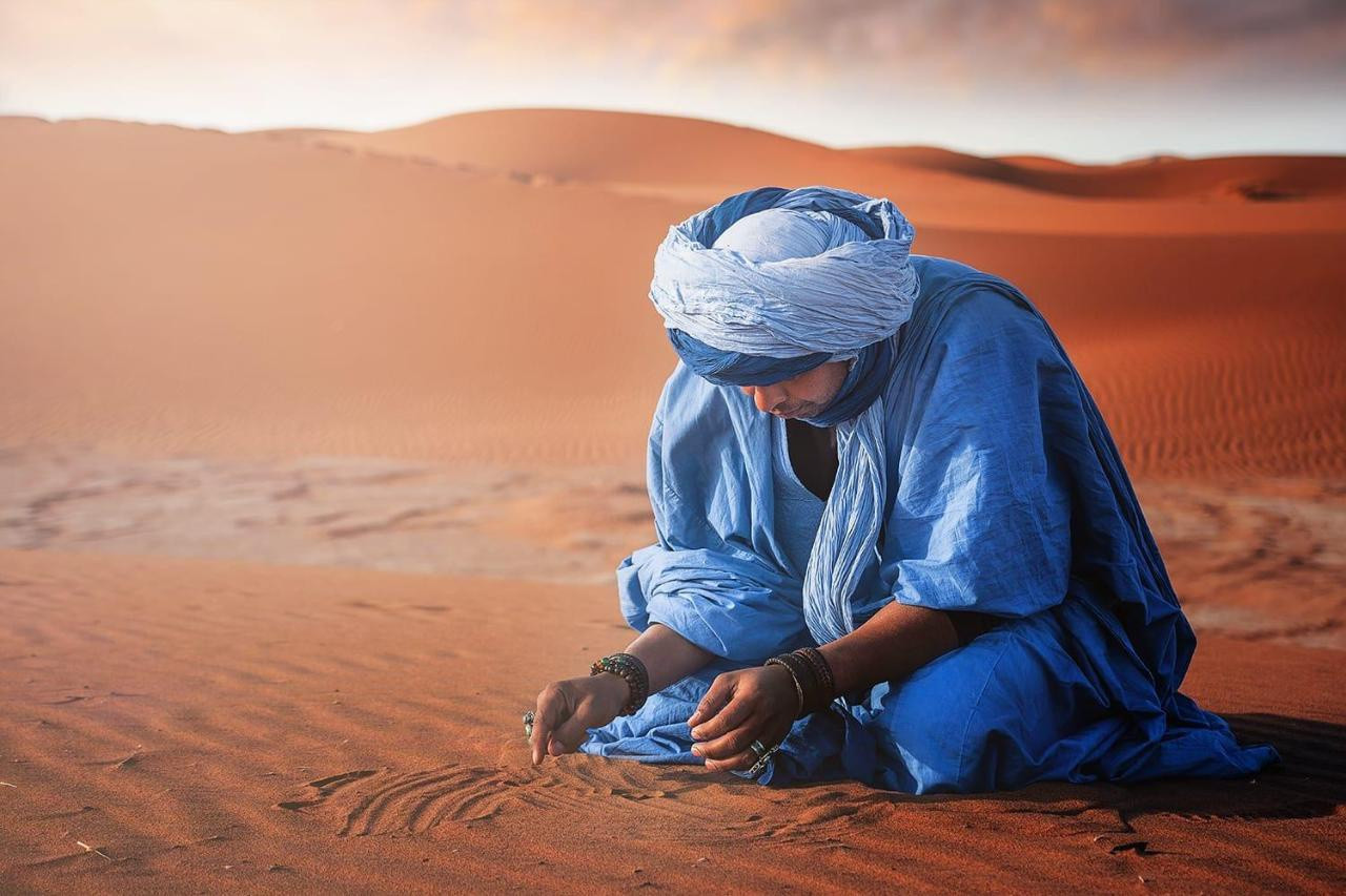 Chiếc áo xanh của đàn ông ở Sahara - 1