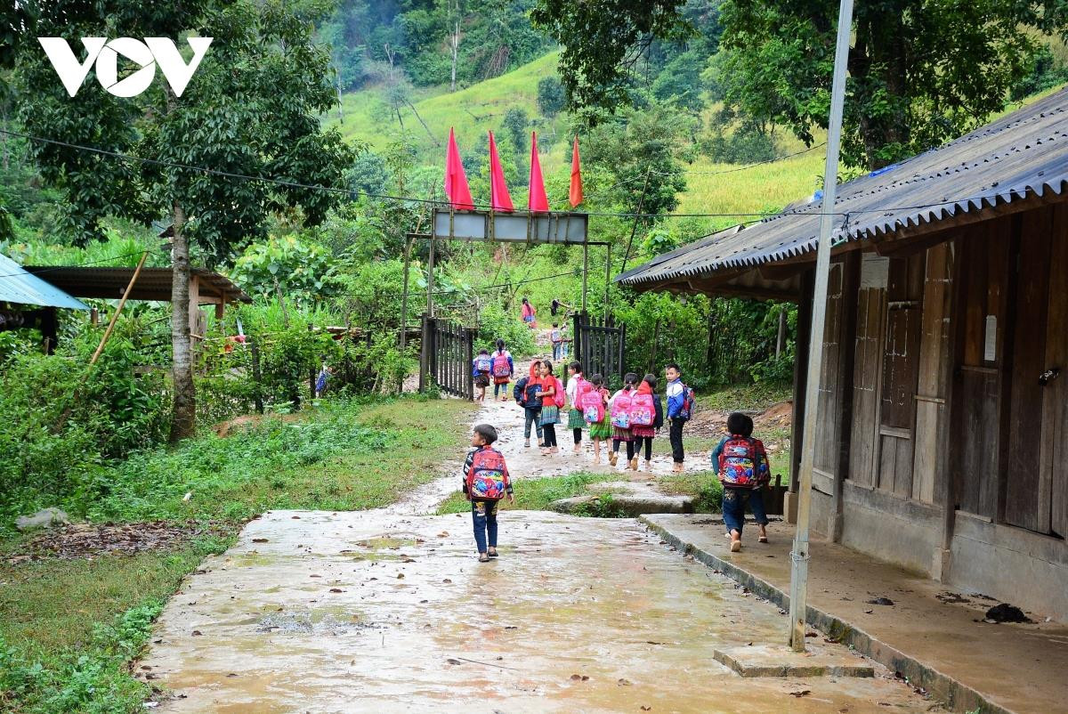 Học sinh mẫu giáo ở Thanh Hóa ngày ngày đi bộ 6 km đến trường - 4