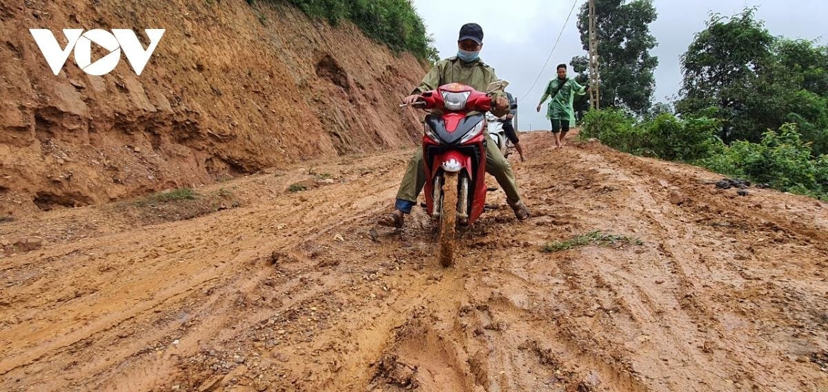 Học sinh mẫu giáo ở Thanh Hóa ngày ngày đi bộ 6 km đến trường - 1