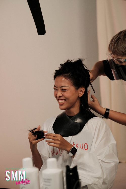 Wiwi Nguyễn 'sốc' khi được cắt kiểu tóc lạ tại 'Supermodel me'