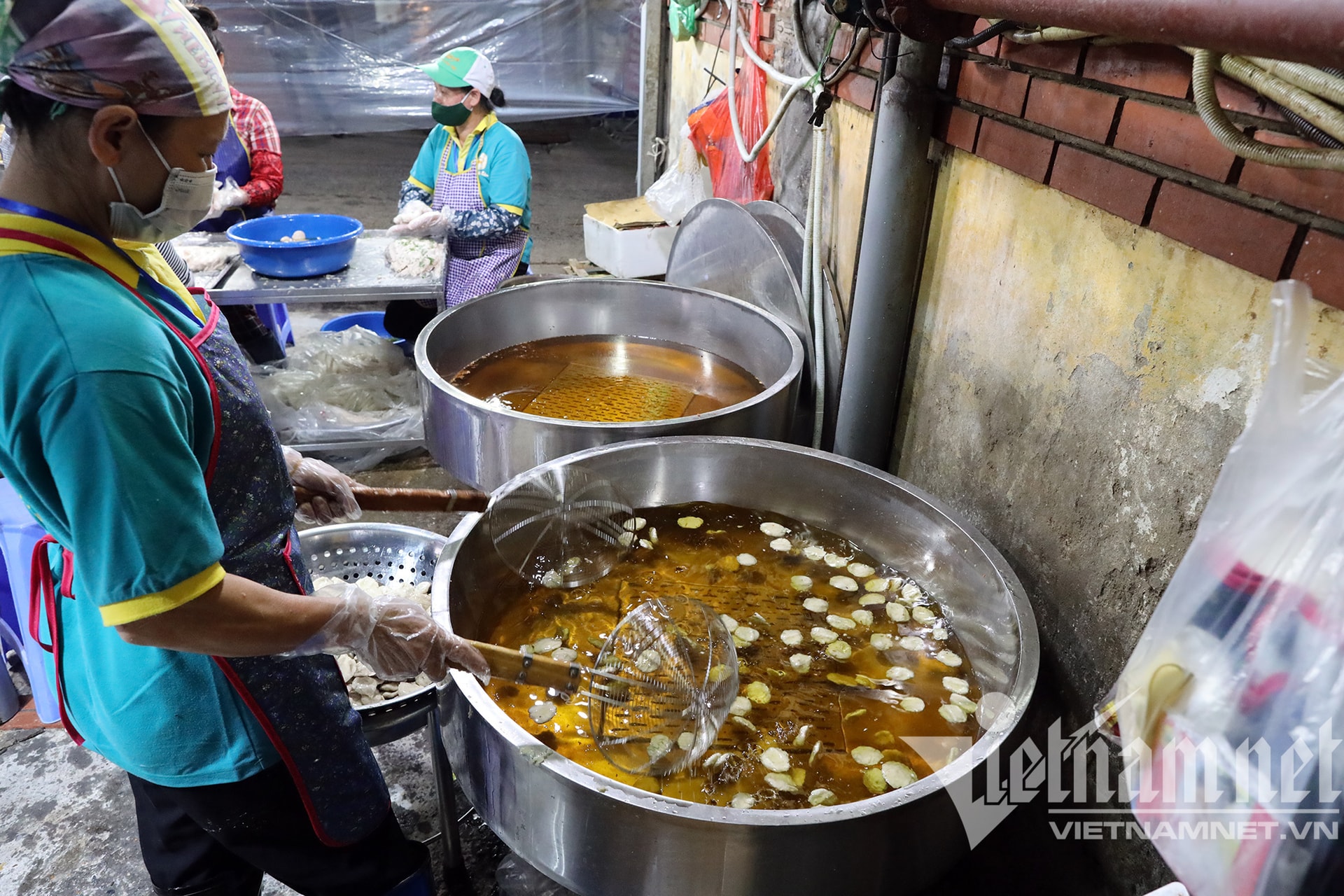 Chợ đầu mối nổi tiếng nhất Hà Nội mở lại sau hai tháng đóng cửa