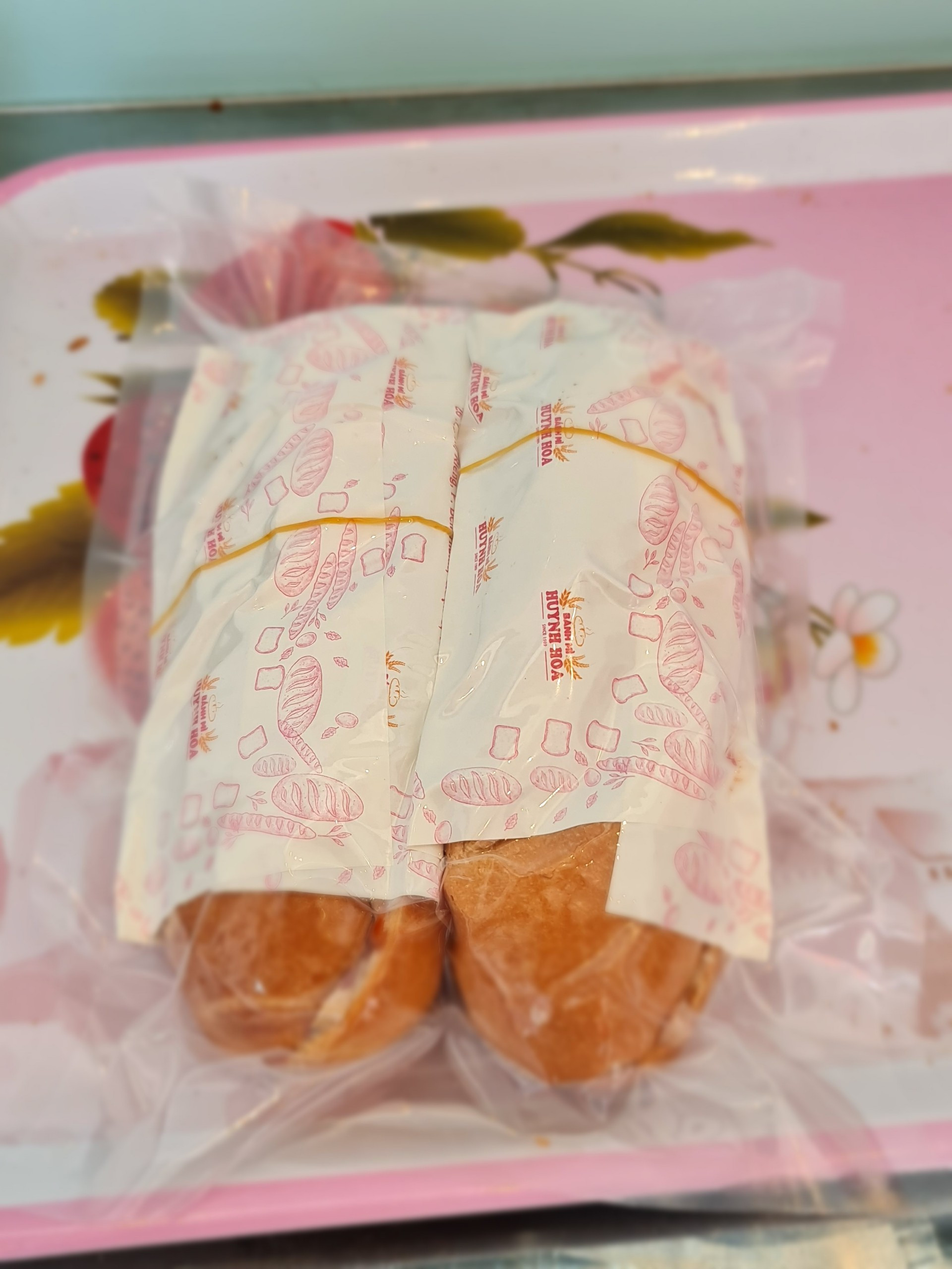 Bánh mì nổi tiếng Sài Gòn ship máy bay ra Hà Nội, giá 100 ngàn/ ổ thực khách vẫn mê - 1