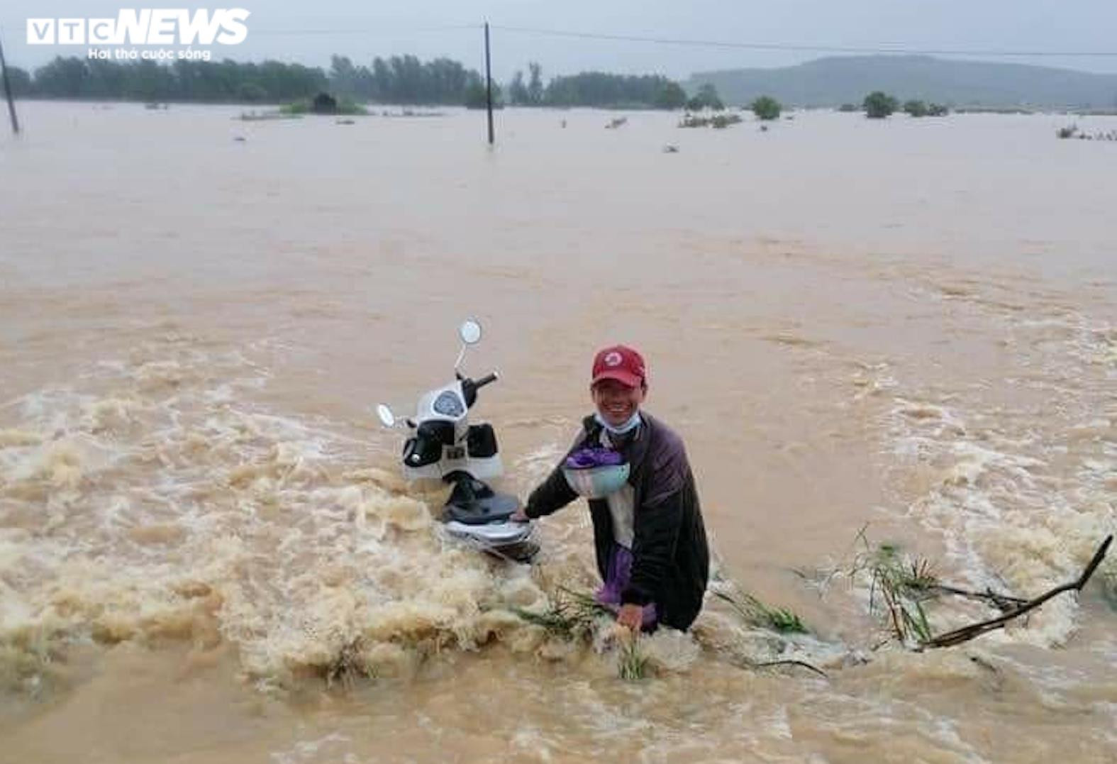 Mưa lớn, hàng loạt thuỷ điện và hồ chứa ở Thừa Thiên - Huế xả nước - 1
