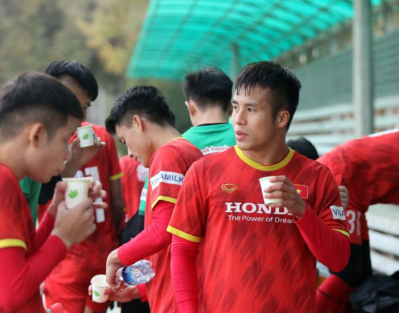 Tập làm quen thời tiết ở Kyrgyzstan, U23 Việt Nam uống trà gừng chống lạnh  - 1
