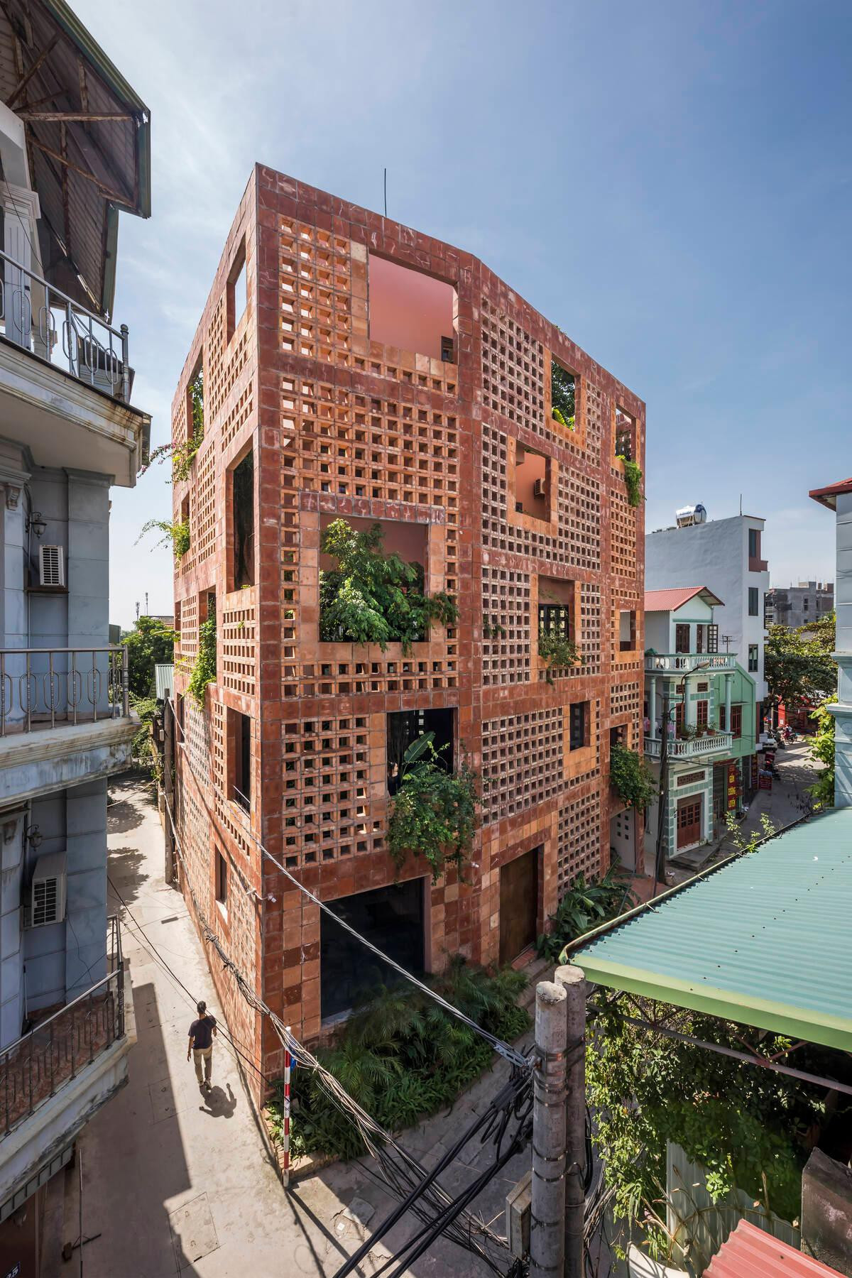 Ngắm ngôi nhà gạch đỏ Bát Tràng giành giải thưởng kiến trúc quốc tế ảnh 1