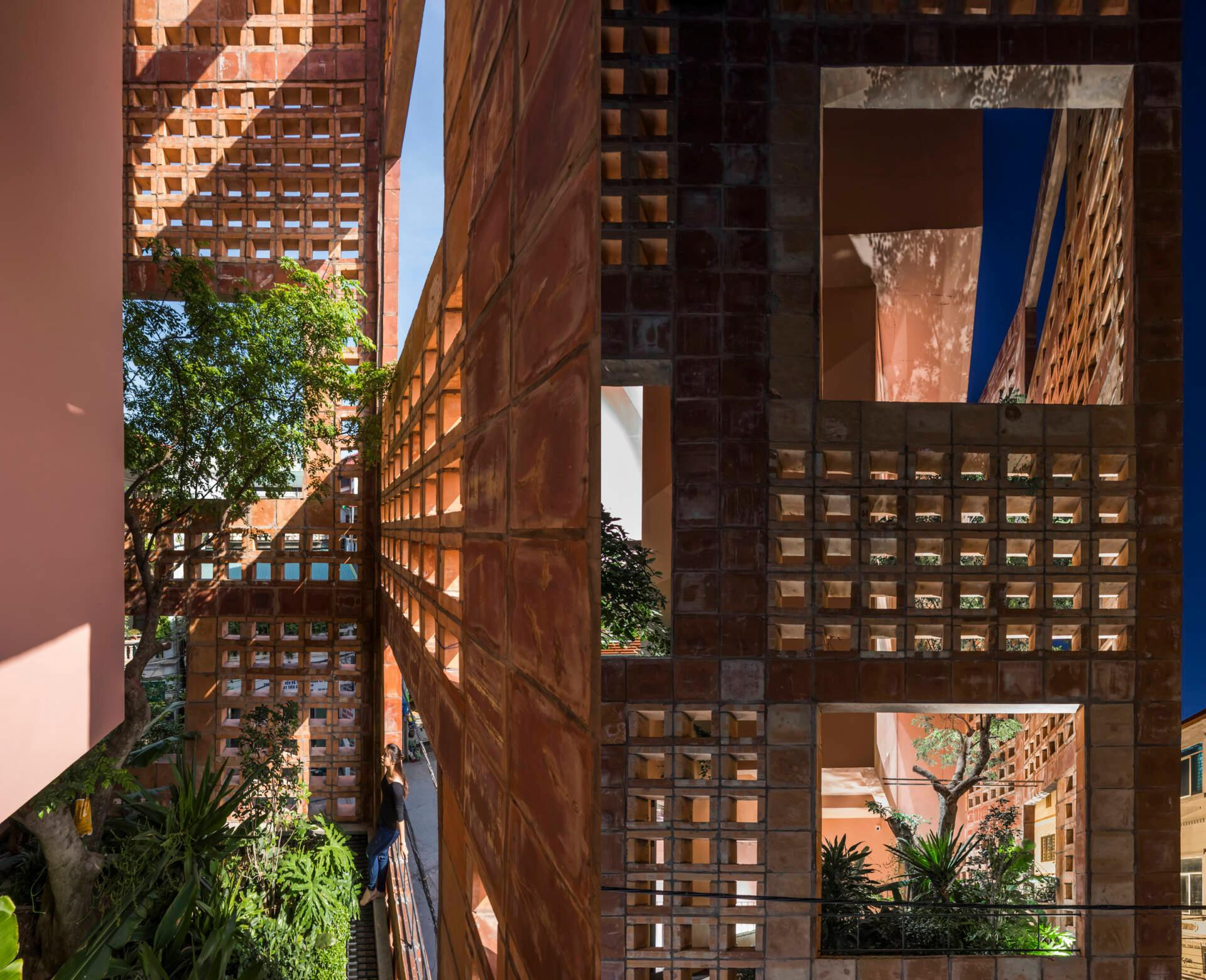 Ngắm ngôi nhà gạch đỏ Bát Tràng giành giải thưởng kiến trúc quốc tế ảnh 12