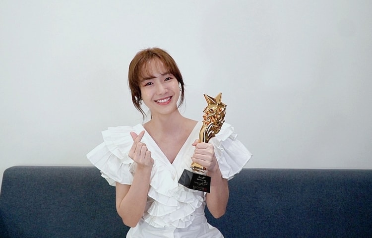 Jang Mi bất ngờ nhận giải 'Nữ ca sĩ quốc tế xuất sắc' tại World Star Awards