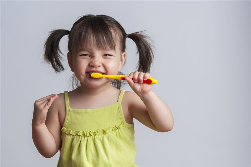 Quan niệm ăn kẹo gây sâu răng” lẽ ra phải thay đổi từ lâu! Bé bị sâu răng vì làm sai 3 điều này-3