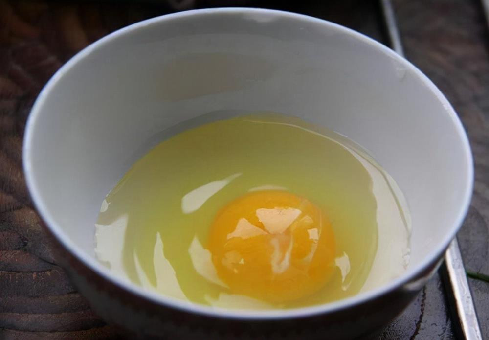 Chần trứng, thật sai lầm khi thả luôn vào nước sôi, thêm động tác này trứng ngon không sủi bọt-1