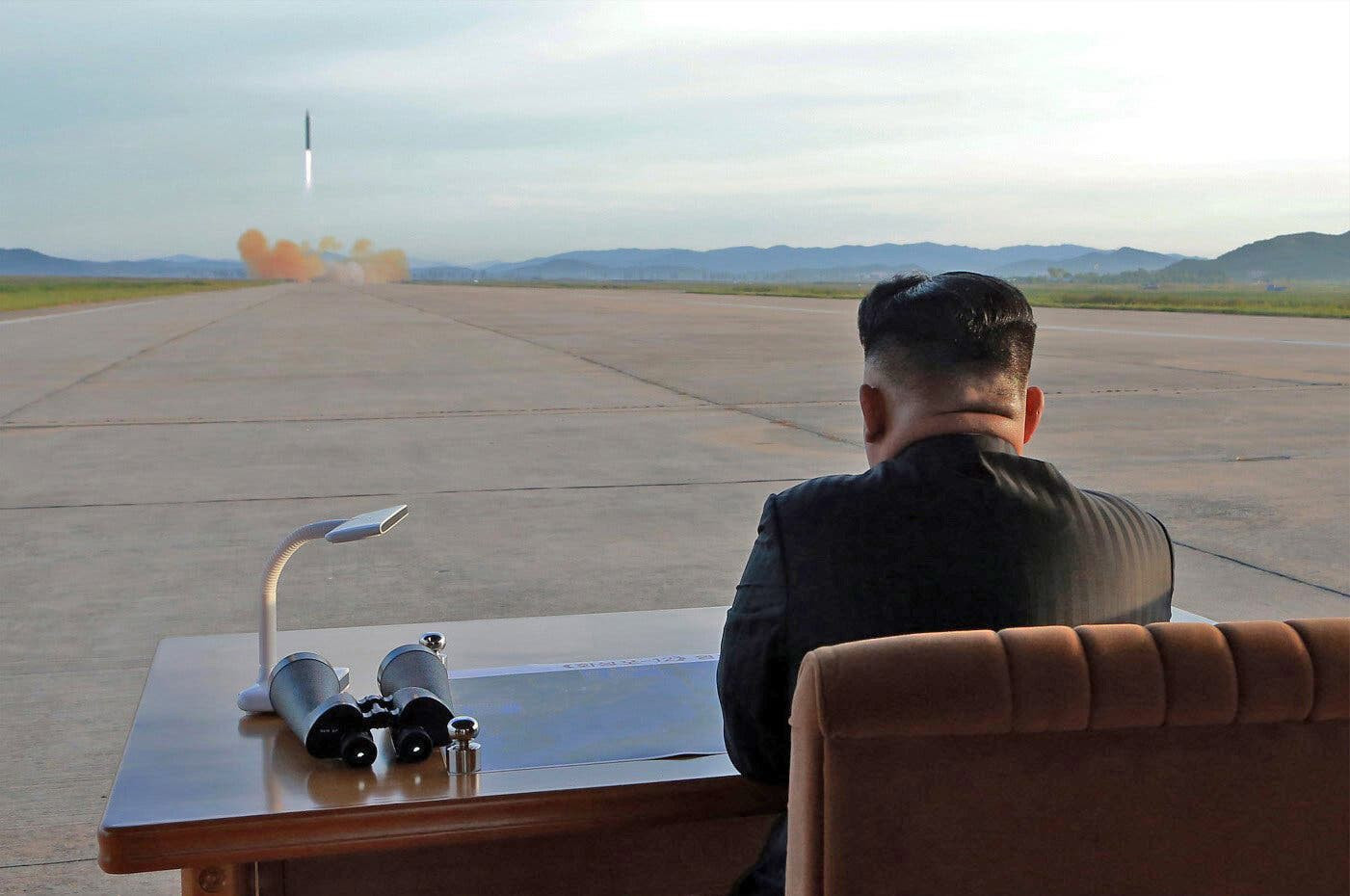 Lãnh đạo Triều Tiên Kim Jong-un quan sát vụ phóng tên lửa Hwasong-12 năm 2017. (Nguồn: KCNA)