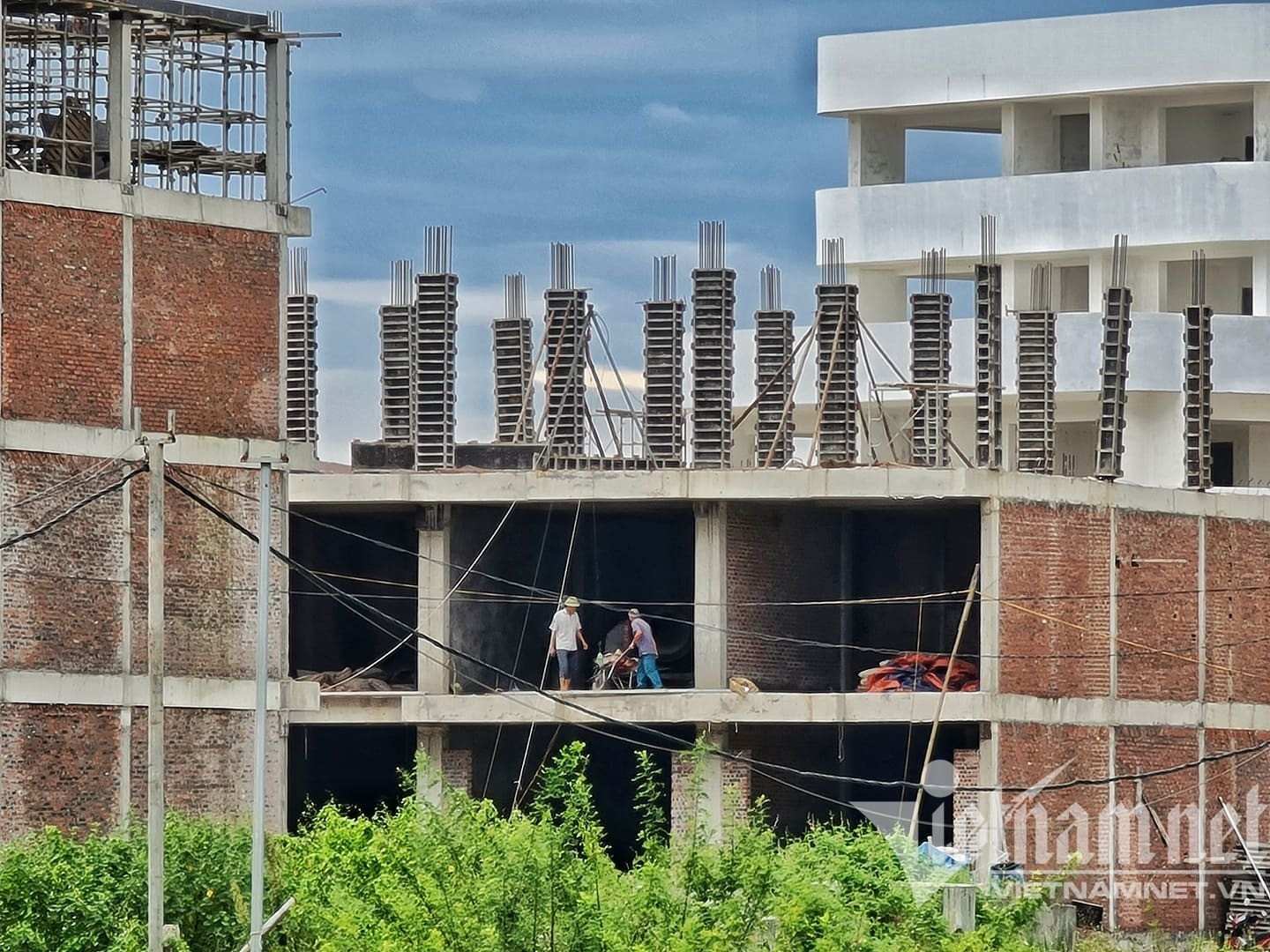 Dự án xây không phép cạnh trụ sở phường ở Vĩnh Phúc: Càng phạt càng phình to