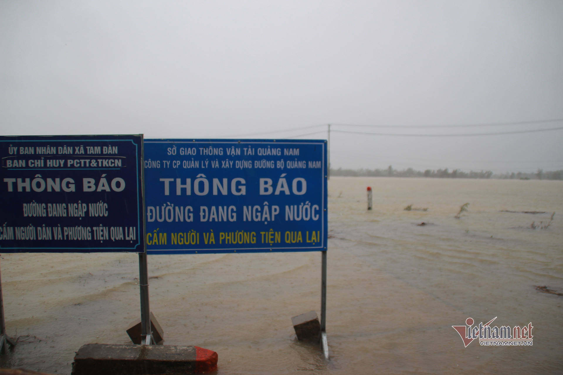 Mưa như trút, nước ngập quốc lộ 1A, dân Quảng Nam hối hả chạy lũ