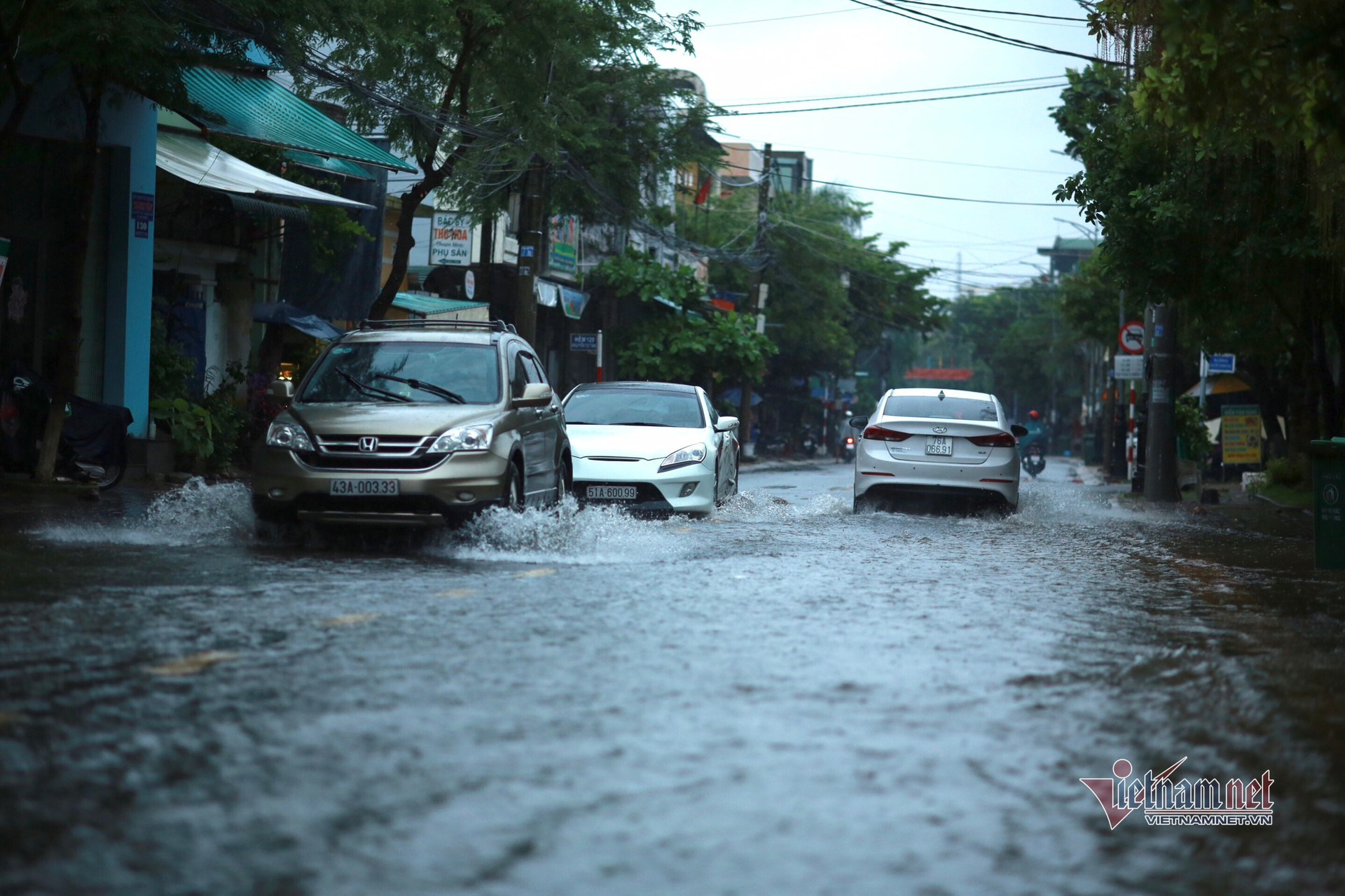 Mưa trắng trời, nhiều tuyến phố ở Quảng Ngãi ngập mênh mông