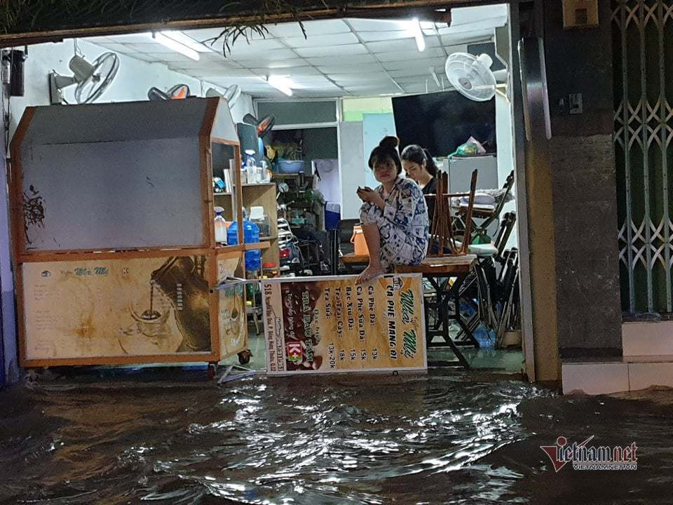 Sài Gòn mưa lớn chiều cuối tuần, nhiều nơi ngập nặng