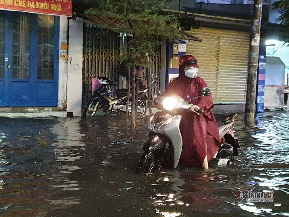 Sài Gòn mưa lớn chiều cuối tuần, nhiều nơi ngập nặng