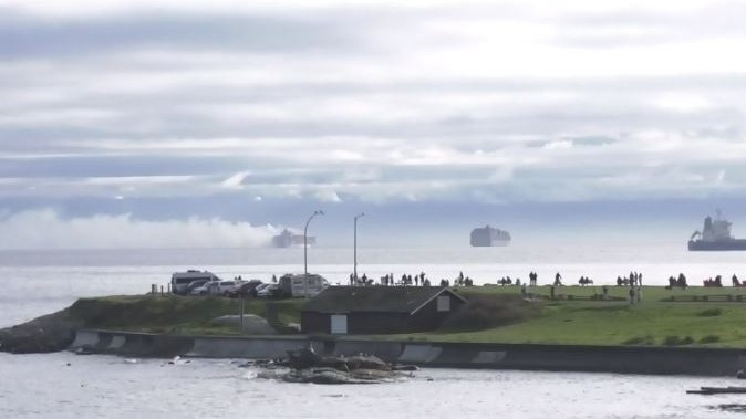 Tàu container hóa chất bốc cháy, phát tán khí độc ngoài khơi bờ biển Canada