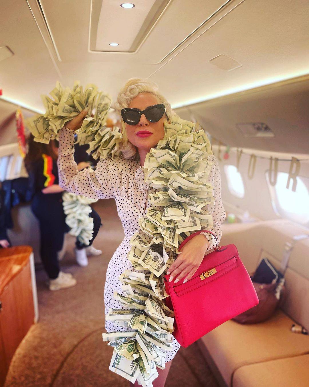Lady Gaga rạng rỡ với chiếc khăn quàng hoàn toàn làm bằng tờ 100 USD - 1
