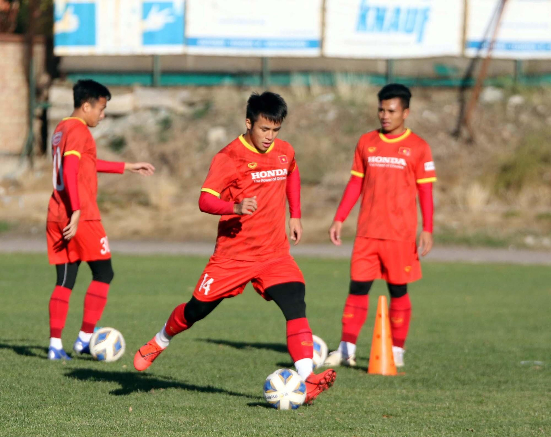 HLV Park Hang Seo thử tài sút bóng trúng xà ngang cùng tuyển thủ U23 Việt Nam - 2