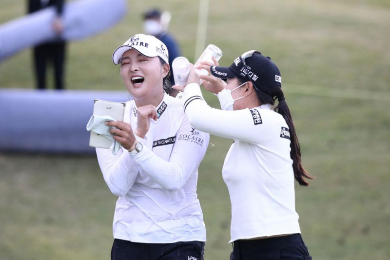 Ko Jin Young được Lee Da Yeon chúc mừng sau khi vô địch BMW Ladies Championship và xác lập thắng lợi thứ 200 trên LPGA Tour của golf Hàn Quốc