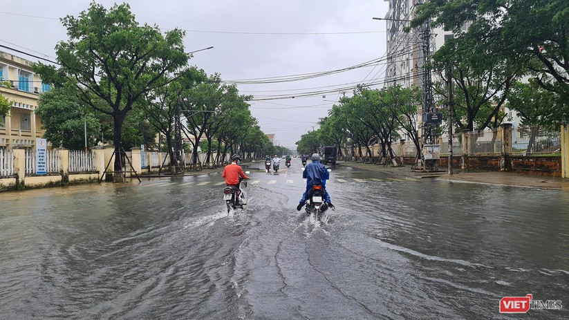 Quảng Nam: Mưa lớn nhấn chìm TP Tam Kỳ sâu trong nước ảnh 7