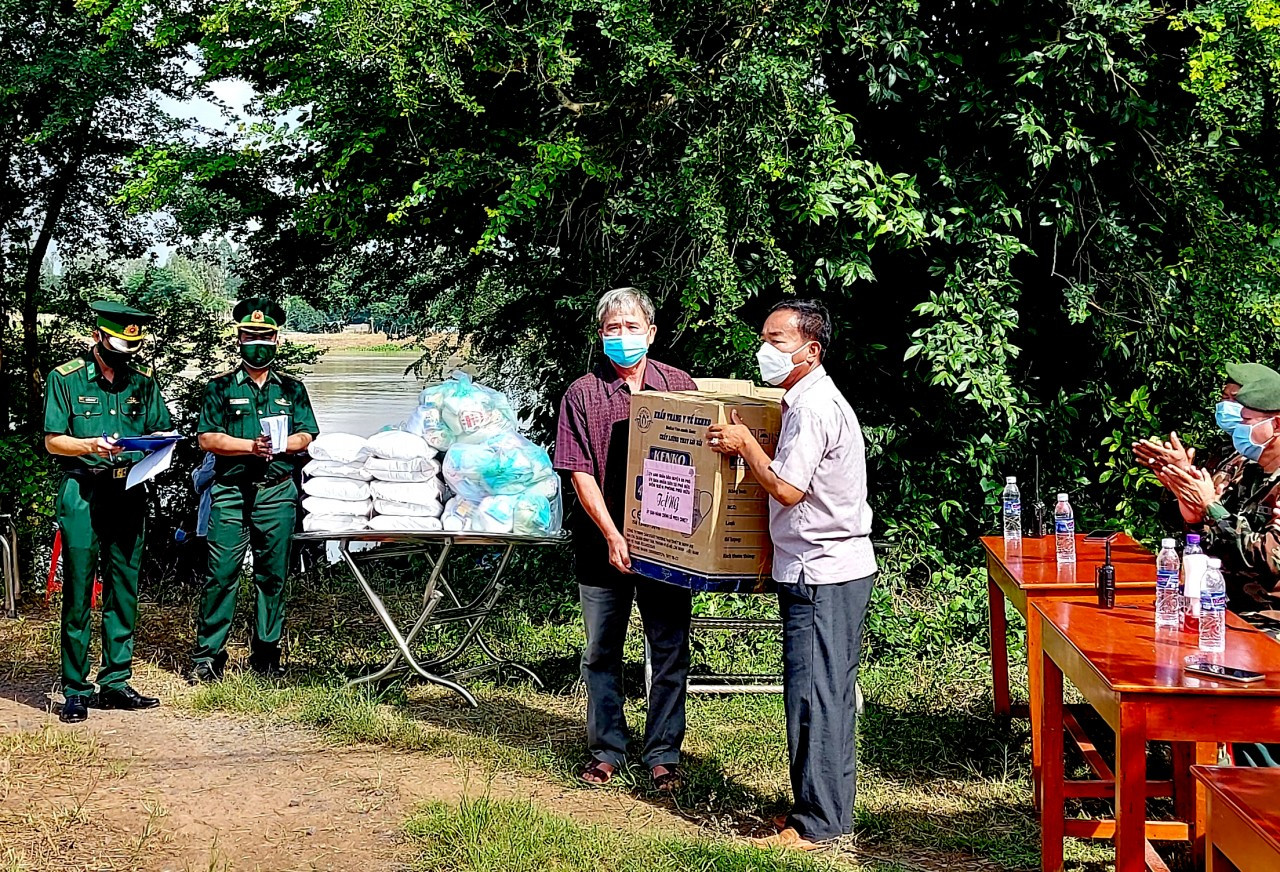 An Giang: Hỗ trợ vật chất phòng, chống dịch Covid-19 cho nước bạn Campuchia