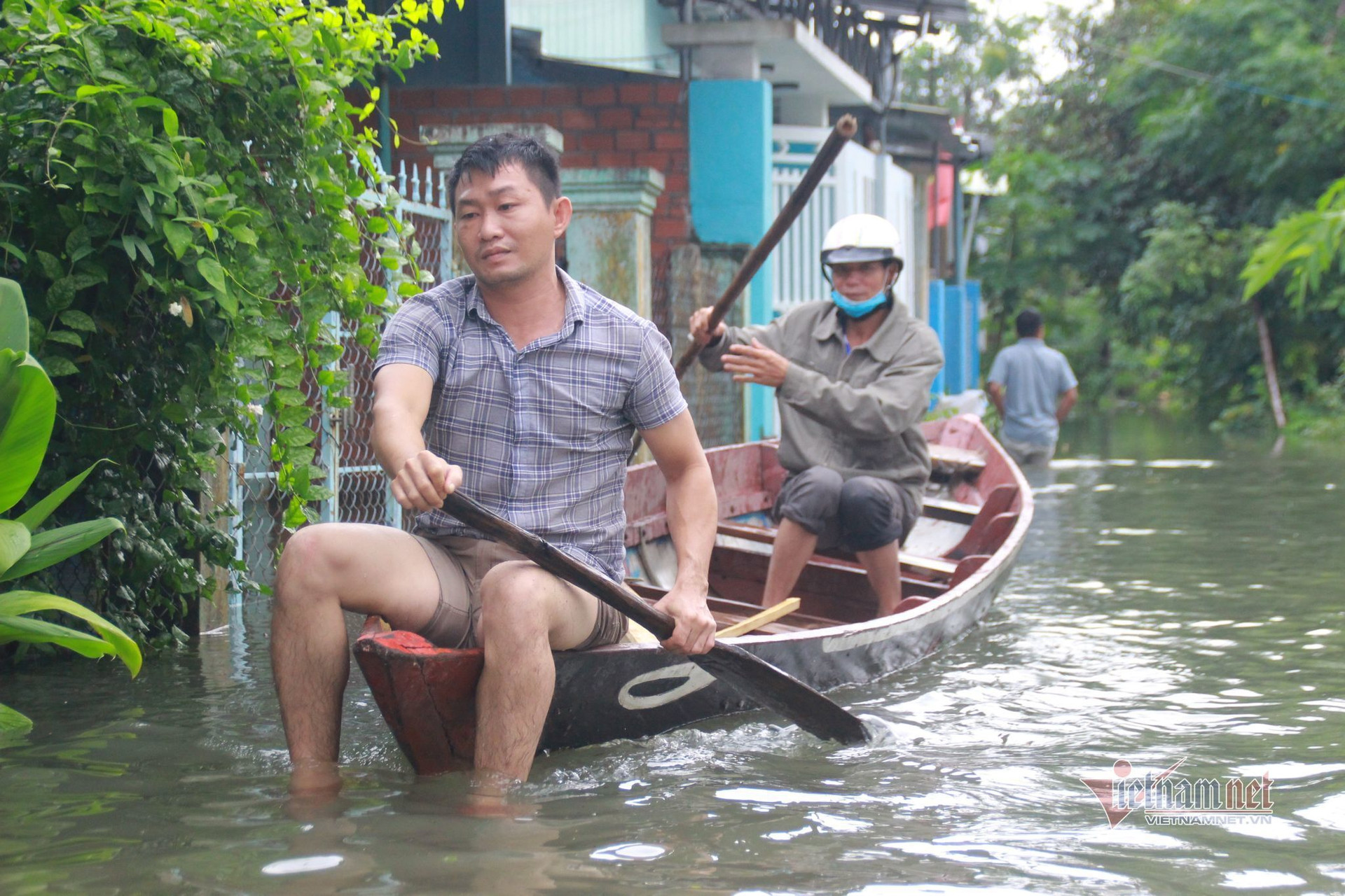 Sạt lở đường sắt Bắc-Nam, nhiều khu phố ở Quảng Nam ngập sâu hơn 1m