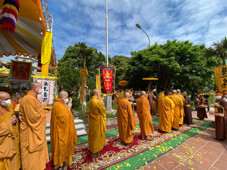 Tăng ni, phật tử thành kính tiễn biệt Đại lão hòa thượng Thích Phổ Tuệ