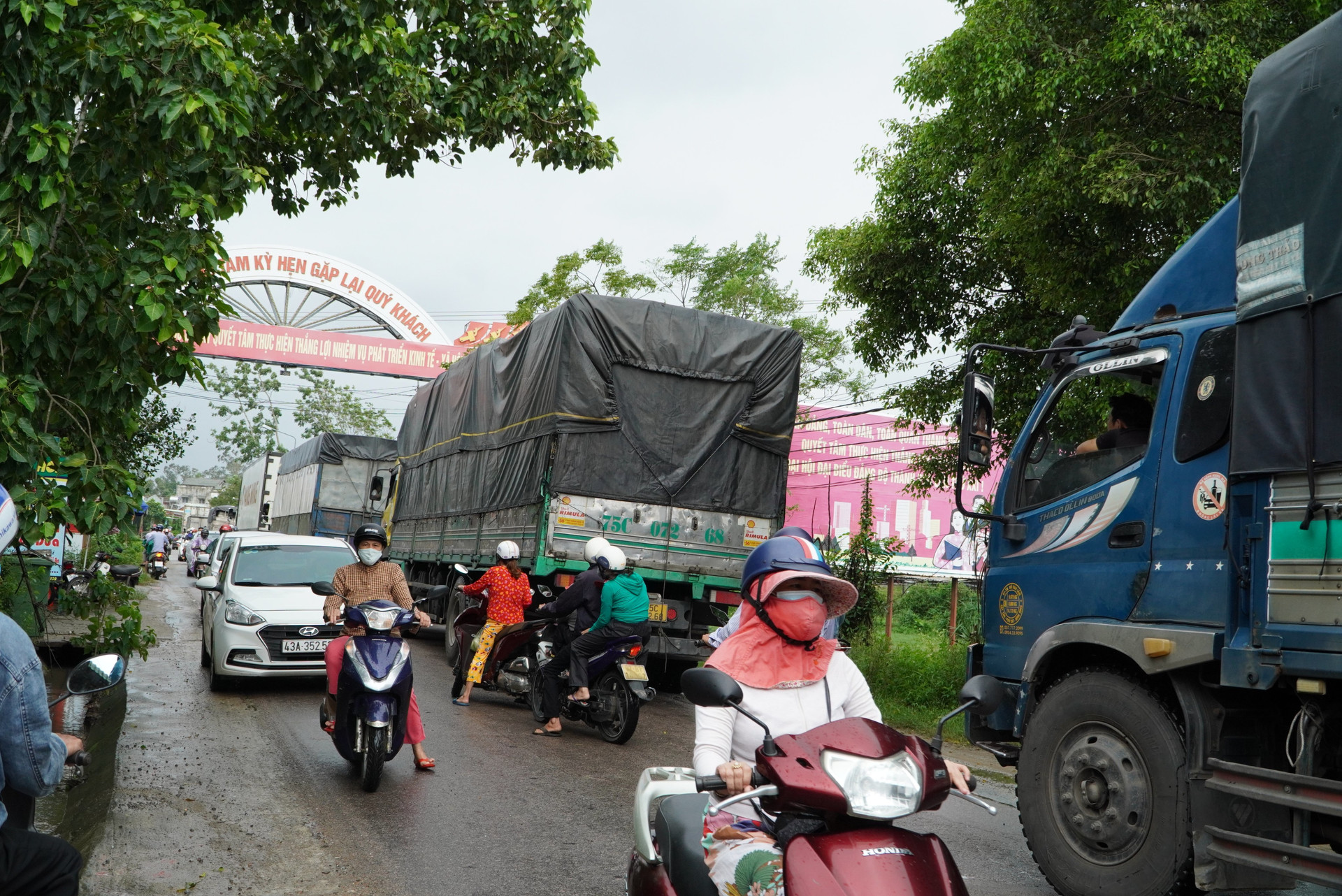 Quốc lộ 1A ngập sâu, ô tô xếp hàng dài chờ lên cao tốc Đà Nẵng - Quảng Ngãi